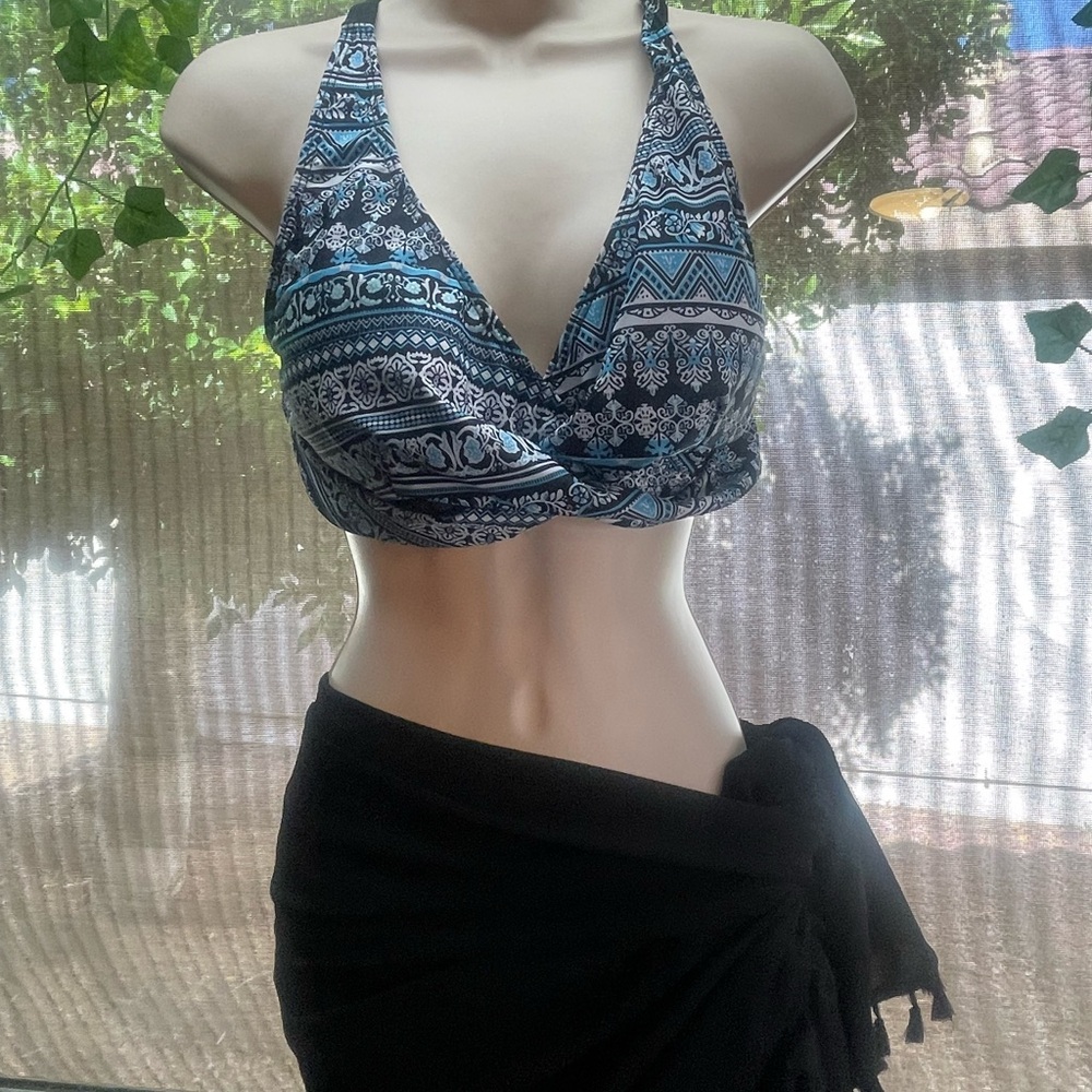 Black and Blue Patterned Bikini Set with black  waist sarong - Picture 3 of 10